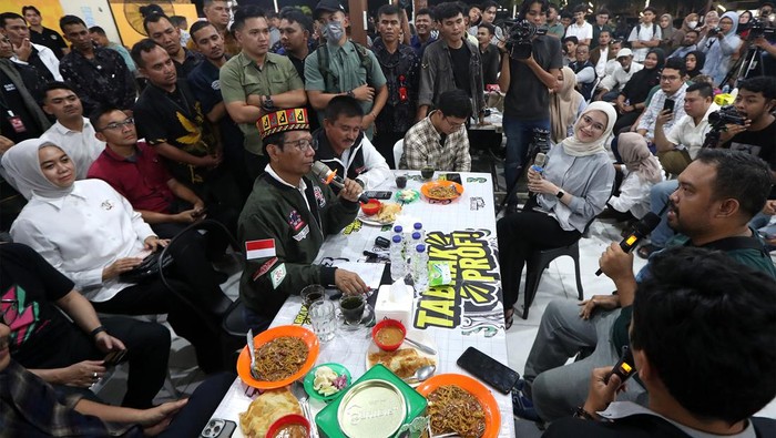 Momen Mahfud Nyatakan Akan Mundur dari Menko Polhukam Calon wakil presiden nomor urut 3 Mahfud MD (tengah)
memakai kopiah khas Aceh saat menghadiri kampanye dan diskusi rakyat Tabrak Prof di warkop MZ, Banda Aceh, Aceh, Rabu (31/1/2024) malam. Cawapres yang berpasangan dengan capres Ganjar Pranowo itu menyatakan segera menyerahkan surat pengunduran diri sebagai Menko Polhukam kepada Presiden Joko Widodo setelah kembali dari kunjungannya di Aceh. ANTARA FOTO/Irwansyah Putra/aww.