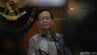 Mahfud mengatakan mengundurkan diri karena ingin berfokus pada tugas baru. Dia juga menyampaikan terima kasih kepada Jokowi yang telah memberi kepercayaan kepadanya dengan jabatan Menko Polhukam.  
