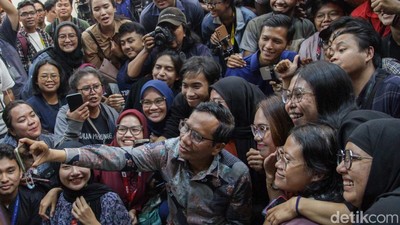 Potret Momen Terakhir Mahfud Md di Kemenko Polhukam