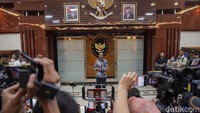 Mahfud Md memberikan keterangan pers di Kantor Kemenko Polhukam, Jakarta Pusat, Kamis (1/2/2024). Mahfud mengundurkan diri sebagai menko polhukam karena ingin fokus sebagai cawapres.