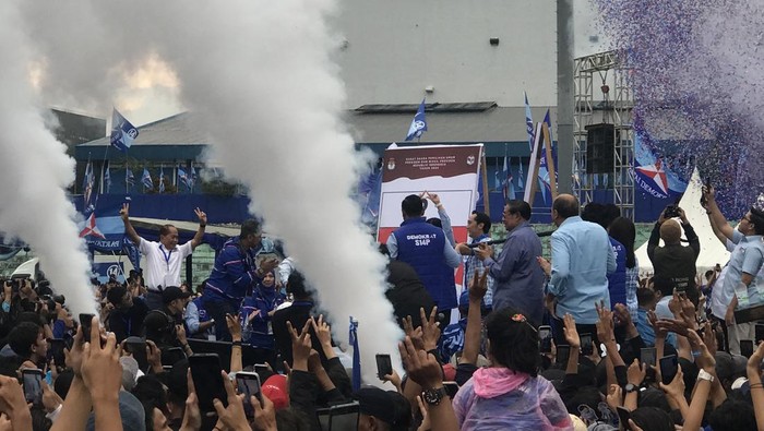 Capres nomor urut 2 Prabowo Subianto melakukan simulasi coblos paslon Prabowo-Gibran saat kampanye terbuka di Malang, Jawa Timur, Kamis (1/2/2024). Ketua Umum (Ketum) Partai Demokrat Agus Harimurti Yudhoyono (AHY) juga melakukan simulasi coblos Partai Demokrat bernomor 14.