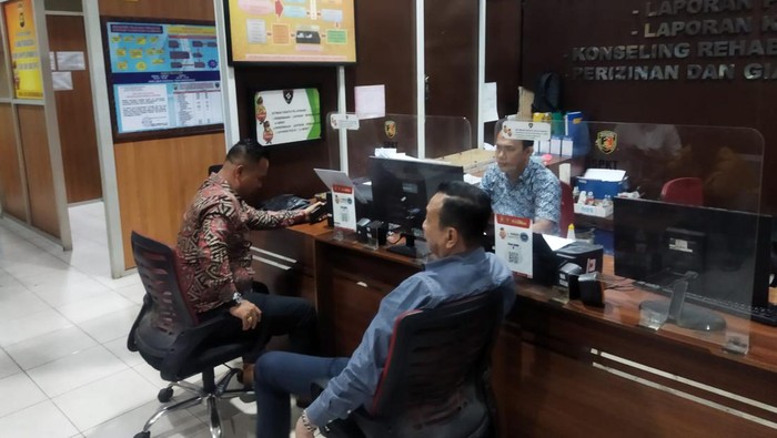 Mus didampingi kuasa hukumnya saat melapor di SPKT Polrestabes Palembang.