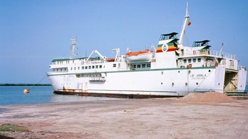 MV Le Joola: MV Le Joola adalah kapal feri pemerintah Senegal yang terbalik di lepas pantai Gambia pada tanggal 26 September 2002, mengakibatkan 1.863 orang tewas dan hanya 64 orang selamat. Kapal feri itu berlayar dari Ziguincho ke Dakar ketika mengalami badai hebat. Kapal tersebut hanya diizinkan untuk berlayar di perairan yang lebih dangkal. Dari 2.000 penumpang, sekitar setengahnya tidak memiliki tiket. Banyak penumpang tidur di dek, sehingga menambah ketidakstabilan. Foto: Wikipedia