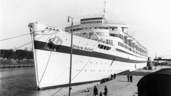 MV Wilhelm Gustloff: Dirancang sebagai kapal pesiar, MV Wilhelm Gustloff sebelum Perang Dunia II membawa turis dan diubah jadi kapal medis oleh Nazi tahun 1939, kemudian jadi barak terapung. 30 Januari 1945, Gustloff berlayar keluar dari pelabuhan dan diperkirakan menampung 7.000 hingga 10.000 orang. Sekitar pukul 21.00, kapal selam Soviet meluncurkan tiga torpedo menghantam sisi kirinya. Hanya 1.200 dari sekitar 10.000 orang selamat karena upaya evakuasi terhambat es. Kurang dari sejam setelah serangan, Gustloff tenggelam di Laut Baltik. Diperkirakan 6.000 hingga 9.000 nyawa hilang. Foto: Wikipedia