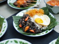 Gurih Pedas Nonjok! Ini 5 Nasi Cumi Hitam ala Madura yang Mengenyangkan