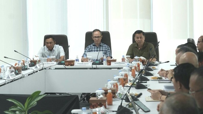 OJK bersama GAPKI dan APKASINDO menggelar rapat KUR untuk pentani sawit