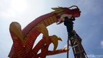 Wow! Ada Naga Raksasa di Halaman Balai Kota Surabaya