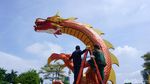 Wow! Ada Naga Raksasa di Halaman Balai Kota Surabaya