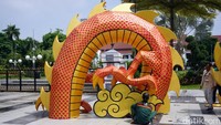 Proses pembuatan naga raksasa oleh satgas dekorasi DLH Kota Surabaya ini membutuhkan waktu hampir satu bulan.