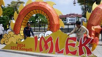 Satgas dekorasi dari DLH Kota Surabaya juga memasang tema Imlek tahun ini pada naga raksasa di Balai Kota Surabaya.