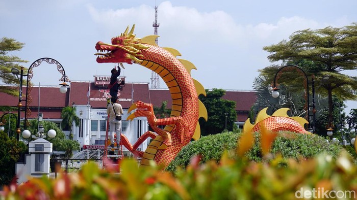 Ornamen Naga Raksasa Hiasi Balaikota Surabaya Sejumlah petugas dekorasi Dinas Lingkungan Hidup (DLH) Kota Surabaya memasang ornamen naga dengan tinggi 5 meter dan pajang 20 meter di Balaikota Surabaya menyambut perayaan Imlek, Kamis (1/4/2024).