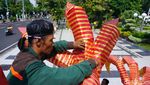 Wow! Ada Naga Raksasa di Halaman Balai Kota Surabaya