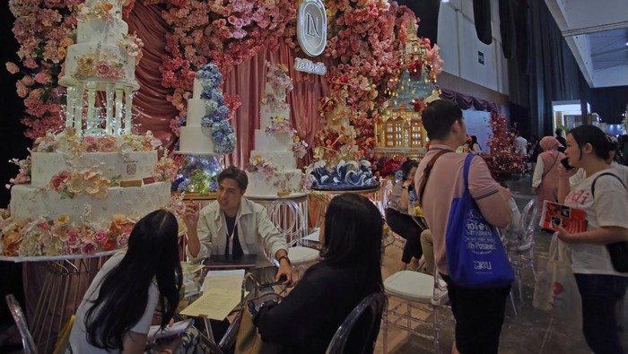 Pengunjung melihat contoh gaun pengantin yang ditampilkan di ajang pameran pernikahan Bridestory Market 2024 di Indonesia Convention Exibition (ICE) BSD, Kabupaten Tangerang, Banten, Kamis (1/2/2024). Pameran yang berlangsung hingga Minggu (4/2/2024) tersebut menawarkan berbagai jasa pernikahan dari sejumlah vendor pernikahan mulai dari tempat, catering, dekorasi, fotografi hingga gaun pengantin. ANTARA FOTO/Muhammad Iqbal/foc.