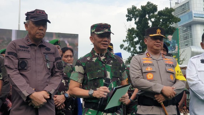 Pangdam I/BB Mayjen Mochammad Hasan bersama Kapolda Sumut Irjen Pol Agung Setya Imam Effendi. (Goklas Wisely/detikSumut)