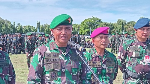 Pangdam IX/Udayana Mayjen Harfendi menginspeksi kesiapan pasukan pengamanan Pemilu 2024 di Lapangan Niti Mandala Renon, Kamis (1/2/2024). (Aryo Mahendro/detikBali).