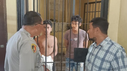 Para pelaku pembacokan saat diamankan di rumah tahanan Polsek Kelapa Lima, Kota Kupang, NTT. (Yufengki Bria/detikBali).