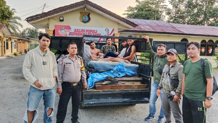 Para pelaku pencurian rel KA saat diamankan di Polsek Pulau Raja, Asahan. (Dok. Istimewa)