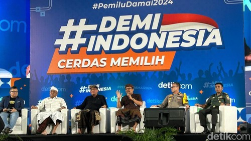 Para pembicara di talk show #DemiIndonesia Cerdas Memilih di Aston Denpasar Hotel & Convention Center, Kamis (1/2/2024). (Foto: I Nyoman Adhisthaya Sawitra/detikBali)