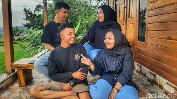 Pasangan kembar saat berswafoto di kediamannya di Kampung Palasari, Desa Cikalong, Kecamatan Cimaung, Kabupaten Bandung, Kamis (1/2/2024).