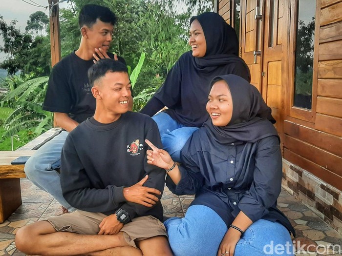 Pasangan kembar saat berswafoto di kediamannya di Kampung Palasari, Desa Cikalong, Kecamatan Cimaung, Kabupaten Bandung, Kamis (1/2/2024).
