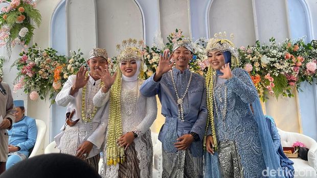 Pasangan kembar saat berswafoto di kediamannya di Kampung Palasari, Desa Cikalong, Kecamatan Cimaung, Kabupaten Bandung, Kamis (1/2/2024).