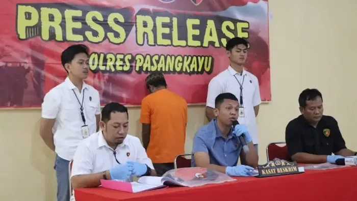 Pria berinisial ER (38) di Kabupaten Pasangkayu, Sulawesi Barat (Sulbar) ditangkap polisi atas kasus pemerkosaan terhadap anak tirinya berusia 11 tahun.