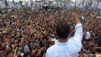 Lautan manusia memenuhi lapangan area kampanye. 