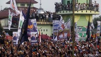 Warga naik ke atas menara masjid demi bisa melihat Anies Baswedan. 