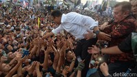Anies menyalami para pendukungnya. 