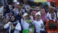 Warga Sumut antusias mengikuti kampye Anies Baswedan di Deli Serdang, Sumatra Utara, Rabu (1/2/2024).
