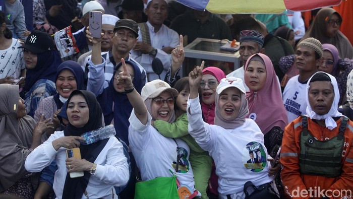 Pecah! Begini Antusiasme Kampanye Anies di Deli Serdang Warga begitu antusias mengikuti kampanye rapat terbuka Anies Baswedan di Deli Serdang, Sumatra Utara. Begini potretnya.