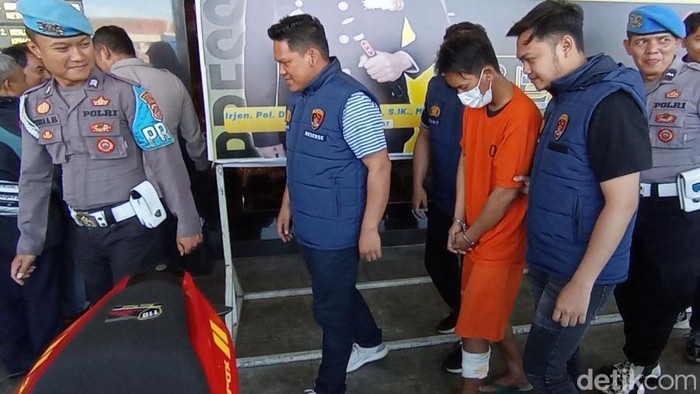 Pelaku jambret Dede Abdul Amin (29) digelandang polisi dengan luka tembak di kaki.