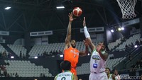 Mereka tertinggal 11 poin lebih dulu dari Pasific Caesar. Barulah Malachi Lewis Richardson sukses membuka kran poin klub asal Jakarta tersebut dengan tembakan tiga poinnya. Pasific membalasnya dengan menambah dua poin, tapi itu tak mengendurkan semangat Andakara Prastawa dkk. Mereka tampil menyerang dan berupaya untuk mengejar ketertinggalan.