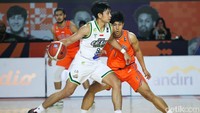 Kuarter pertama ditutup dengan skor 28-29, keunggulan untuk Daffa dkk.