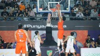 Pelita Jaya sukses mempertahankan keunggulan hingga menjelang akhir kuarter kedua. Saudale dan Fahdani Guntara menambah poin bagi Pelita, sehingga kedudukan mereka kini menjadi 53-40. Mereka juga juga unggul 81-60 di penutup kuarter ketiga.