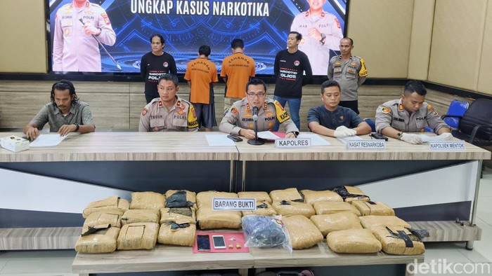 Penampakan barang bukti narkotika jenis ganja 24 Kg saat dihadirkan di Mapolres Bangka Barat.