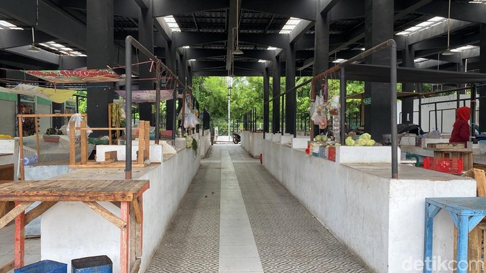 Penampakan Fresh Market Kutisari yang sepi