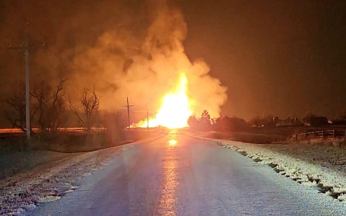 Ledakan terjadi di pipa gas yang berada di Laverne, Oklahoma, Amerika Serikat, Selasa (30/1/2024) waktu setempat. Ledakan itu menimbulkan kebakaran hebat.
