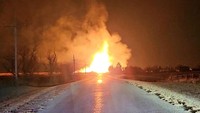 Asap juga mengepul dari lokasi ledakan pipa gas tersebut.