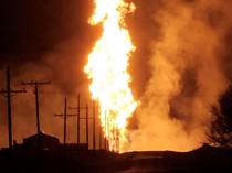 Penampakan Kobaran Api Akibat Ledakan Pipa Gas di Oklahoma