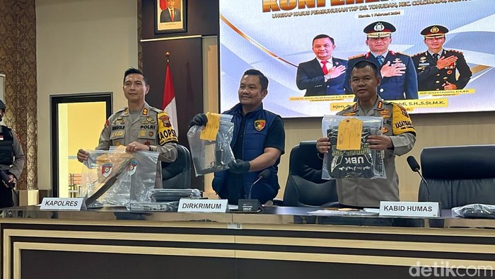 Kepolisian menunjukan barang bukti penembakan yang menewaskan warga Boyolali di Mapolres Karanganyar, Kamis (1/2/2024).