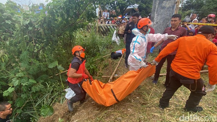 Penemuan kerangka manusia di bawah pohon di Sukabumi.