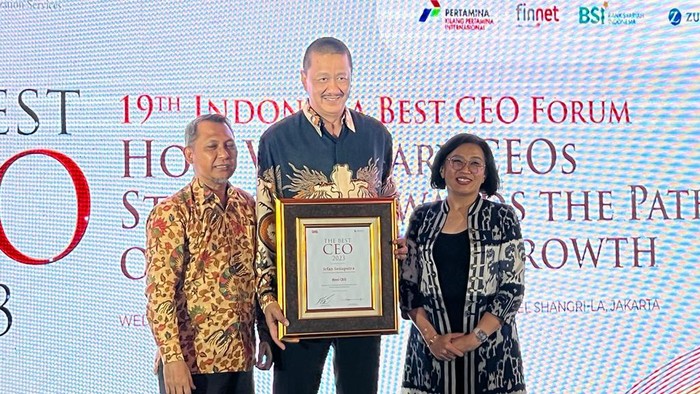 Penghargaan Best CEO 2023 Sukses Digelar Penghargaan Best CEO 2023 sukses digelar di Jakarta. Direktur Utama Garuda Indonesia Irfan Setiaputra meraih penghargaan