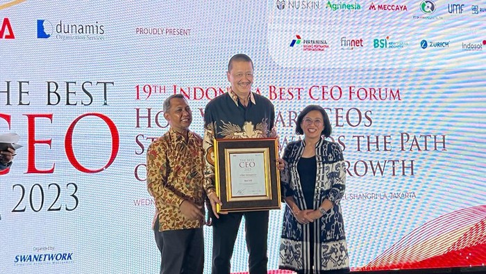 Penghargaan Best CEO 2023 Sukses Digelar Penghargaan Best CEO 2023 sukses digelar di Jakarta. Direktur Utama Garuda Indonesia Irfan Setiaputra meraih penghargaan
