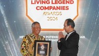 Subsidized Mortgage Division Head PT Bank Tabungan Negara (Persero) Tbk Budi Permana berjabat tangan saat mewakili perseroan menerima penghargaan ‘Living Legend Company’ di Jakarta.