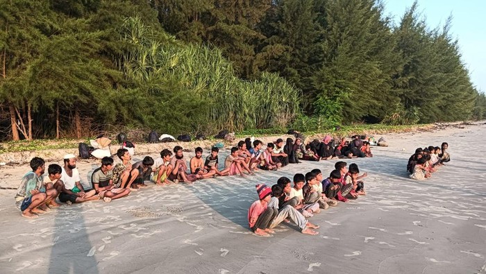 Pengungsi Rohingya mendarat di desa tak berpenghuni di Aceh Timur. (Foto: dok Panglima Laot Aceh).