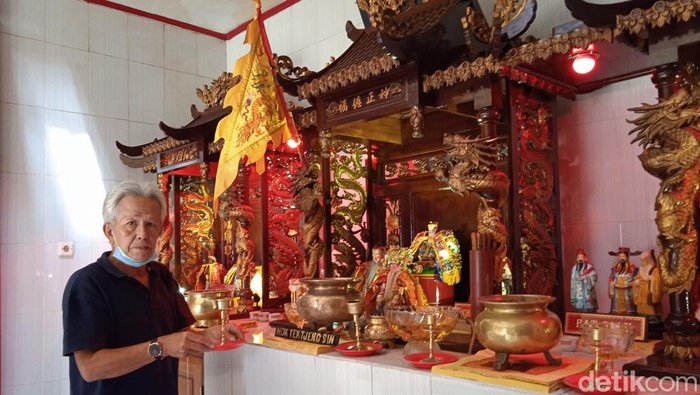 Pengurus Klenteng Kun An Tong Toto Heryanto tengah menata altar patung dewa untuk persiapan Tahun Baru Imlek 2575 yang jatuh pada tanggal 10 Februari mendatang