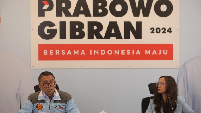 Penjelasan TKN soal Dugaan Kecurangan di Malaysia Wakil Komandan Alpha TKN Prabowo-Gibran, Fritz Edward Siregar (kiri) menyampaikan keterangan di Media Center, Kebayoran Baru, Jakarta Selatan, Kamis (1/2/2024).