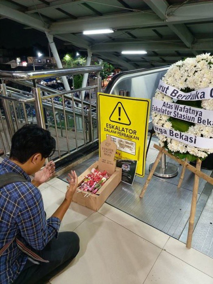 Penumpang Kereta Rel Listrik (KRL) menggelar peringatan 100 hari matinya eskalator di Stasiun Bekasi, Rabu (31/1).