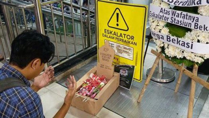 Penumpang Kereta Rel Listrik (KRL) menggelar peringatan 100 hari matinya eskalator di Stasiun Bekasi, Rabu (31/1).